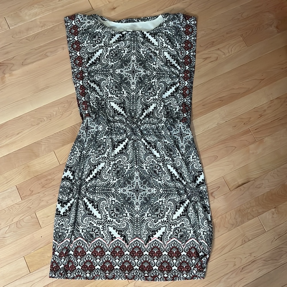 White and black elastic band waist dress super flattering